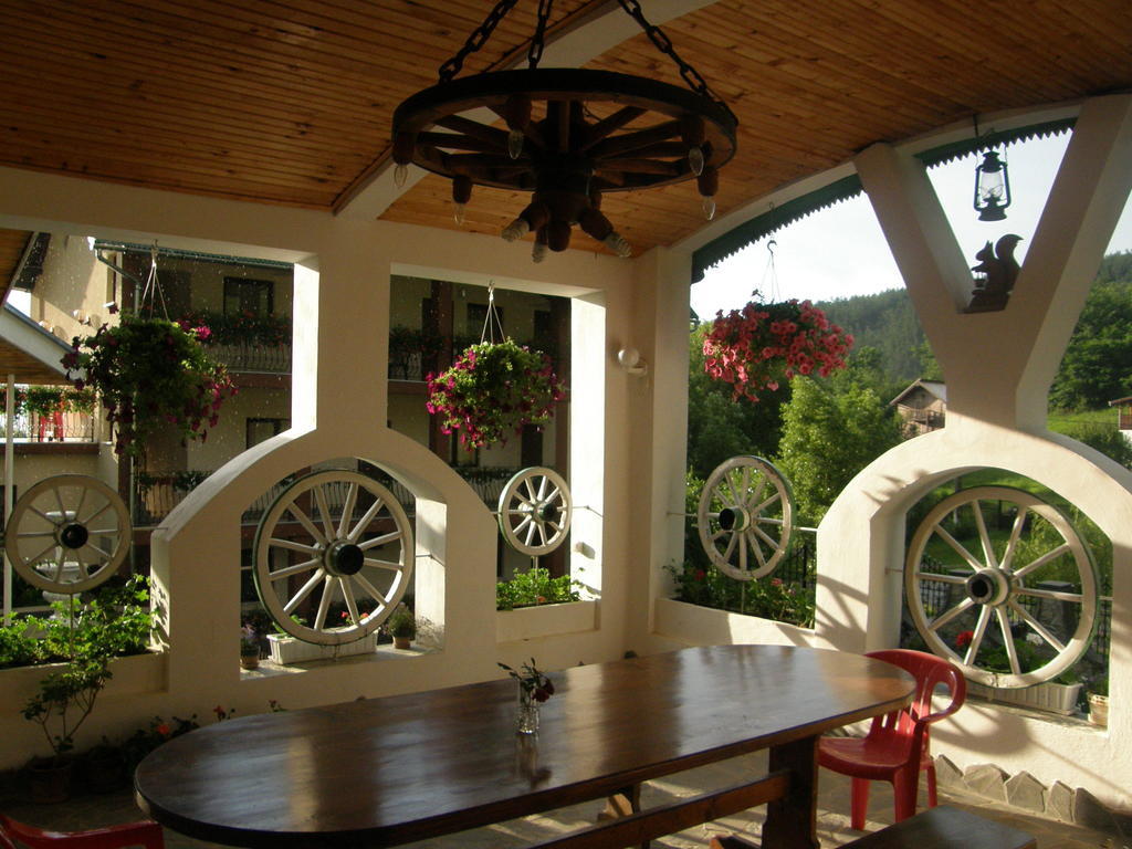 Mokus Panzio Acomodação com café da manhã Bicfălău Exterior foto